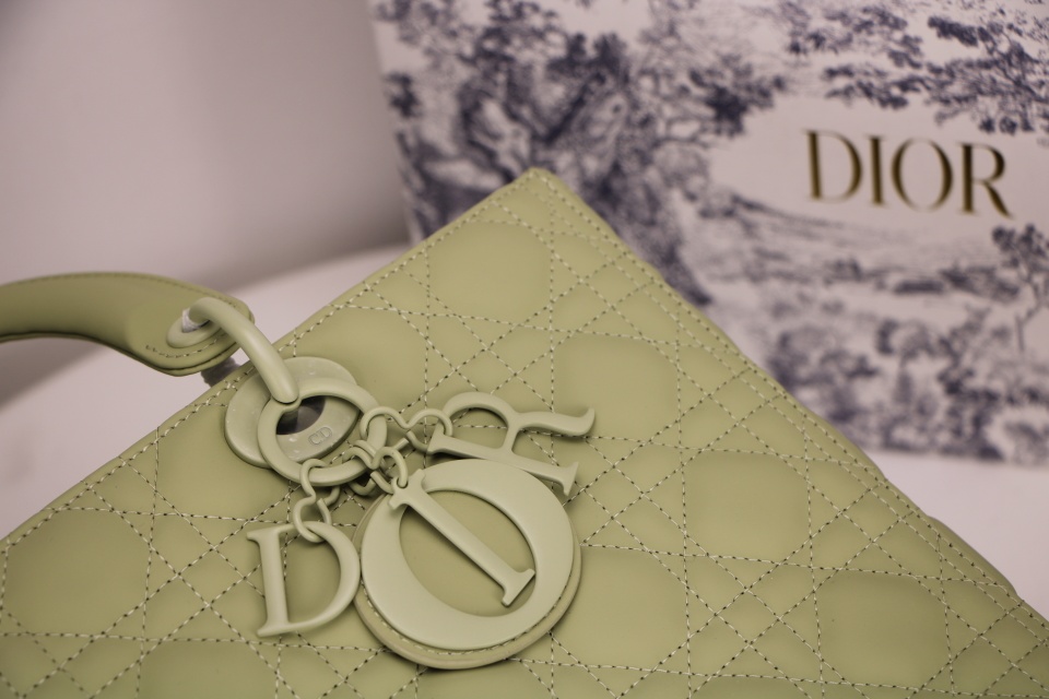 D10r large lady D10r bag willow green ultramatte cannage calfskin m0566 32 x 25 x 11 cm