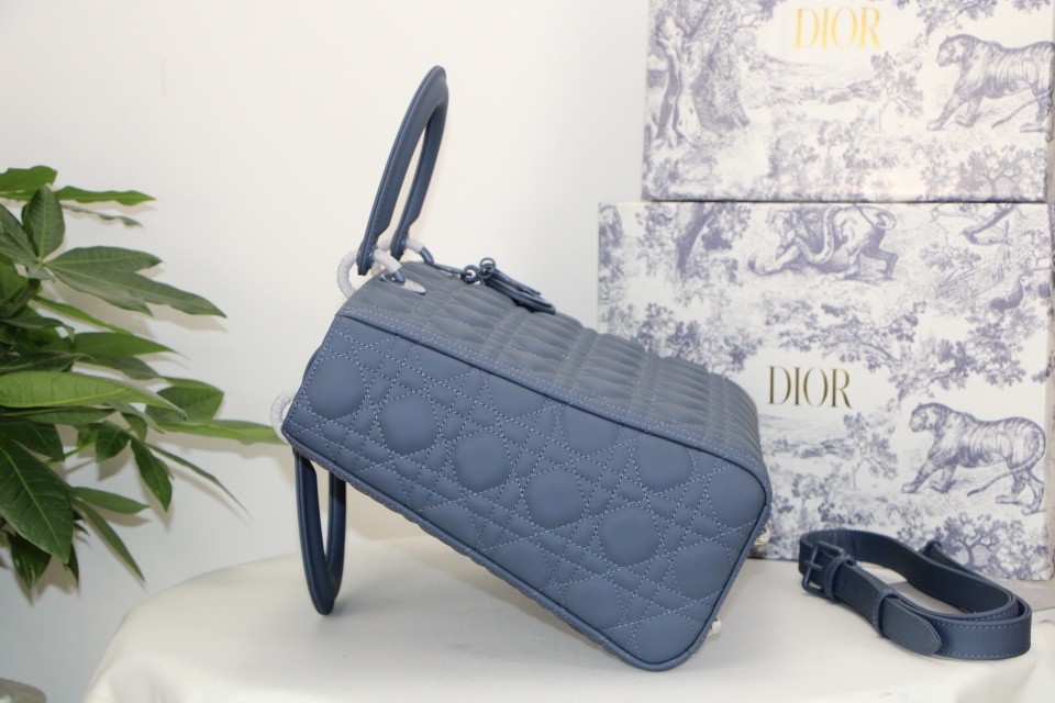 D10r large lady D10r bag cloud blue ultramatte cannage calfskin m0566 32 x 25 x 11 cm