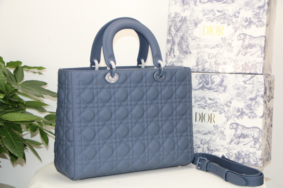D10r large lady D10r bag cloud blue ultramatte cannage calfskin m0566 32 x 25 x 11 cm