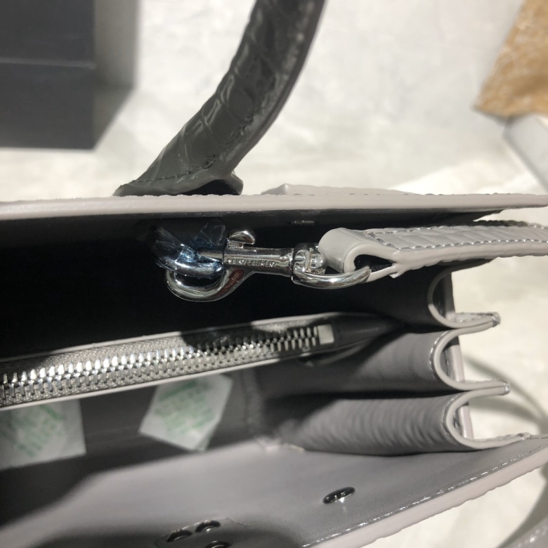 Y51 classic sac de jour baby in crocodile embossed matte leather grey 421863 26 x 20.5 x 12.5 cm