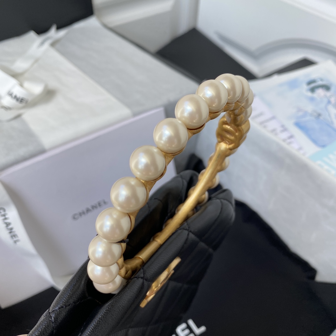 Ch**el pearl handle clutch lambskin, imitation pearls & gold metal black as2609 30 x 25 x 4.5 cm