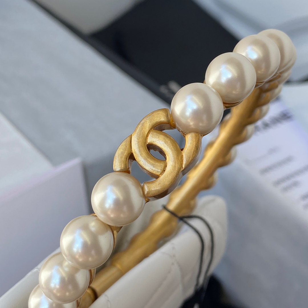 Ch**el pearl handle clutch lambskin, imitation pearls & gold metal white as2609 30 x 25 x 4.5 cm