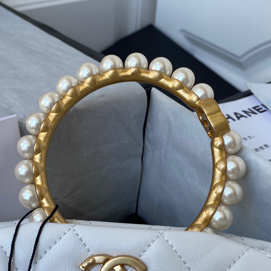 Ch**el pearl handle clutch lambskin, imitation pearls & gold metal white as2609 30 x 25 x 4.5 cm