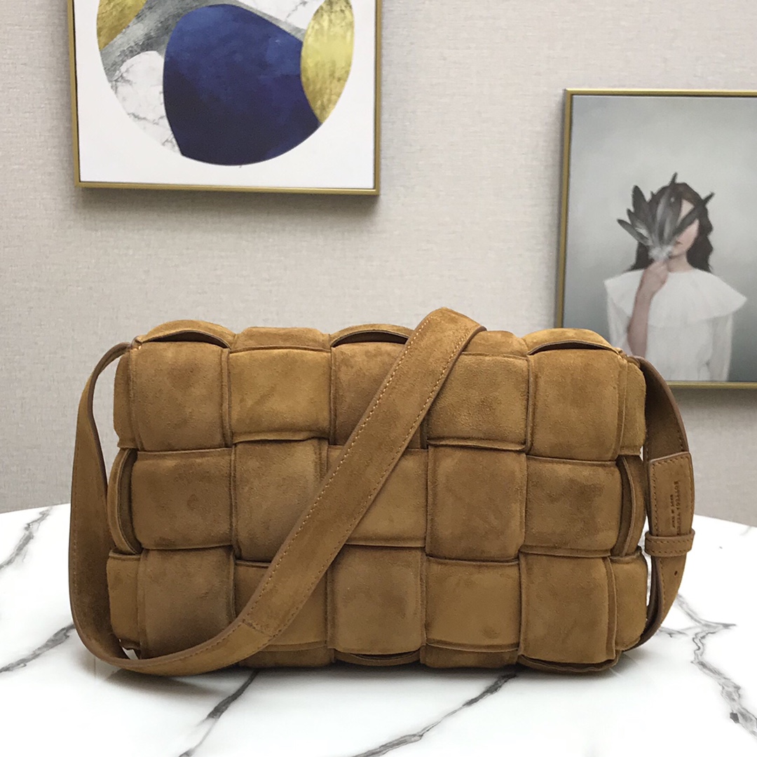 b0tt*ga Ven*ta padded cassette in suede caramel 44046 26 x 18 x 8 cm