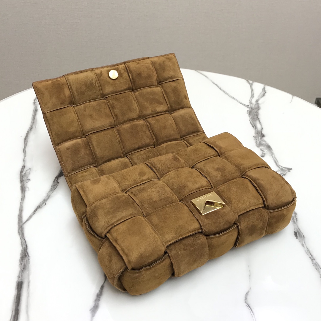 b0tt*ga Ven*ta padded cassette in suede caramel 44046 26 x 18 x 8 cm