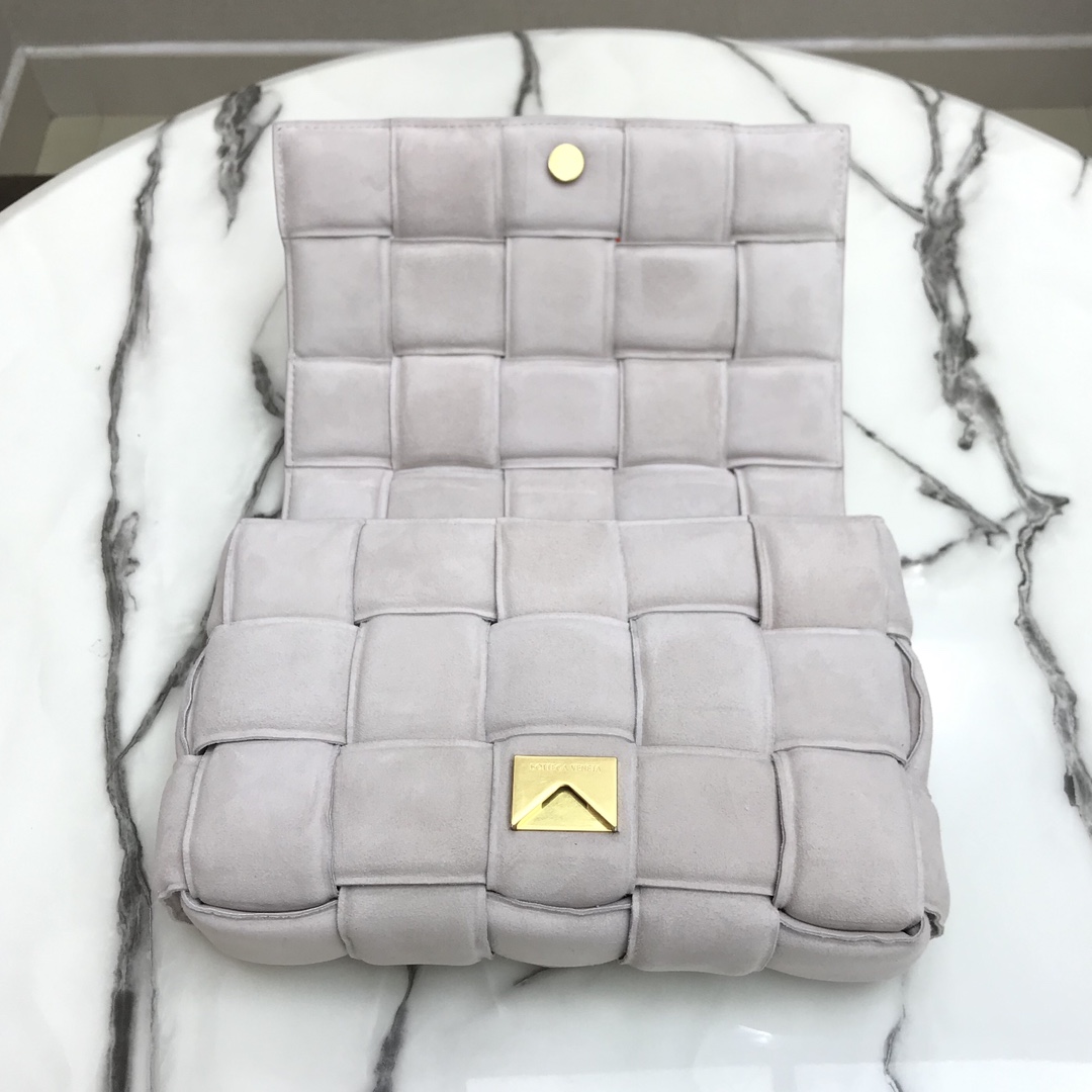 b0tt*ga Ven*ta padded cassette in suede white 44046 26 x 18 x 8 cm