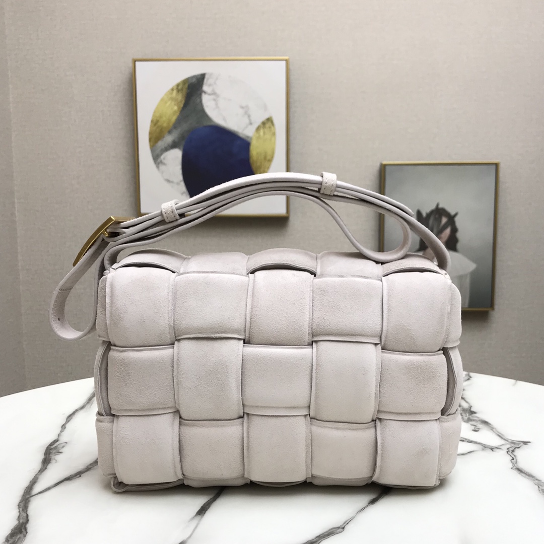 b0tt*ga Ven*ta padded cassette in suede white 44046 26 x 18 x 8 cm