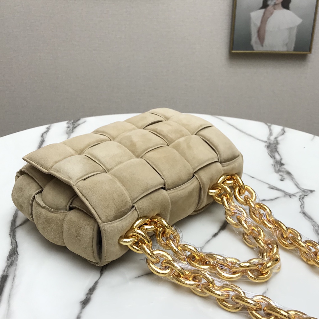 b0tt*ga Ven*ta chain cassette in suede porridge 44046 26 x 18 x 8 cm