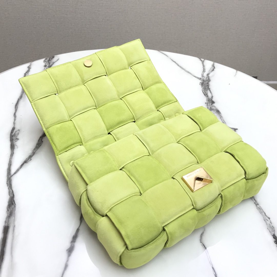 b0tt*ga Ven*ta chain cassette in suede kiwi 44046 26 x 18 x 8 cm