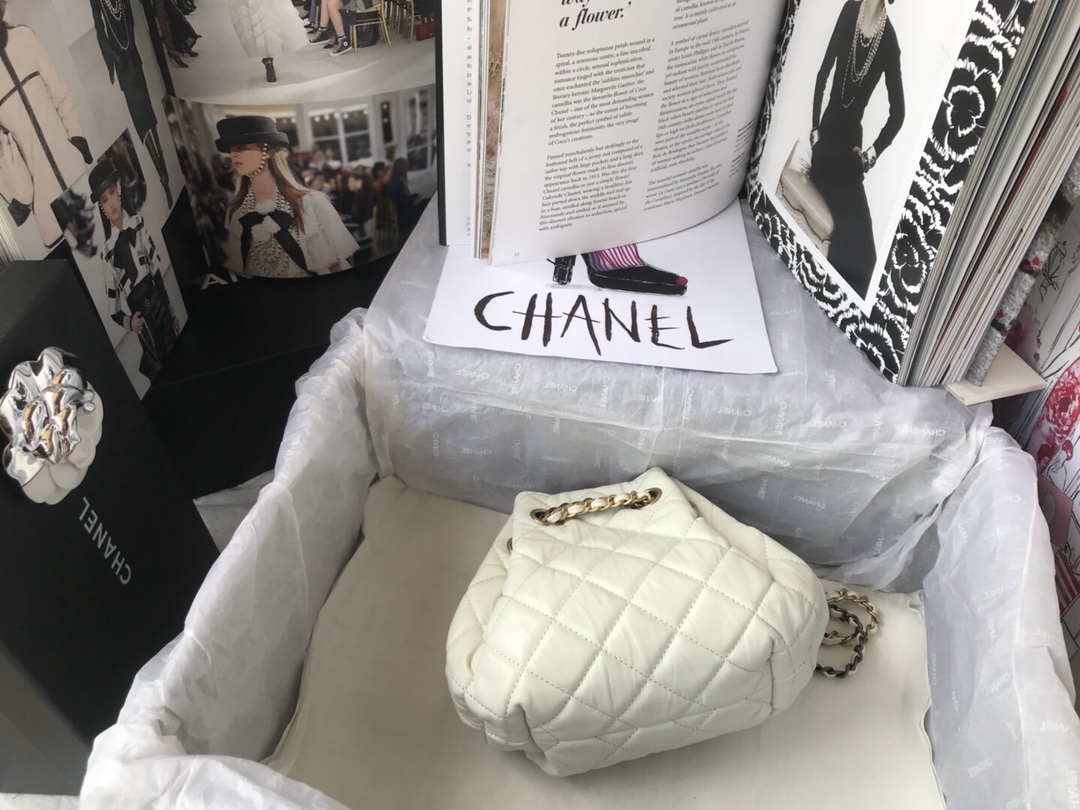 Ch**el mini drawstring bag in white as1802 20 x 17 x 10 cm
