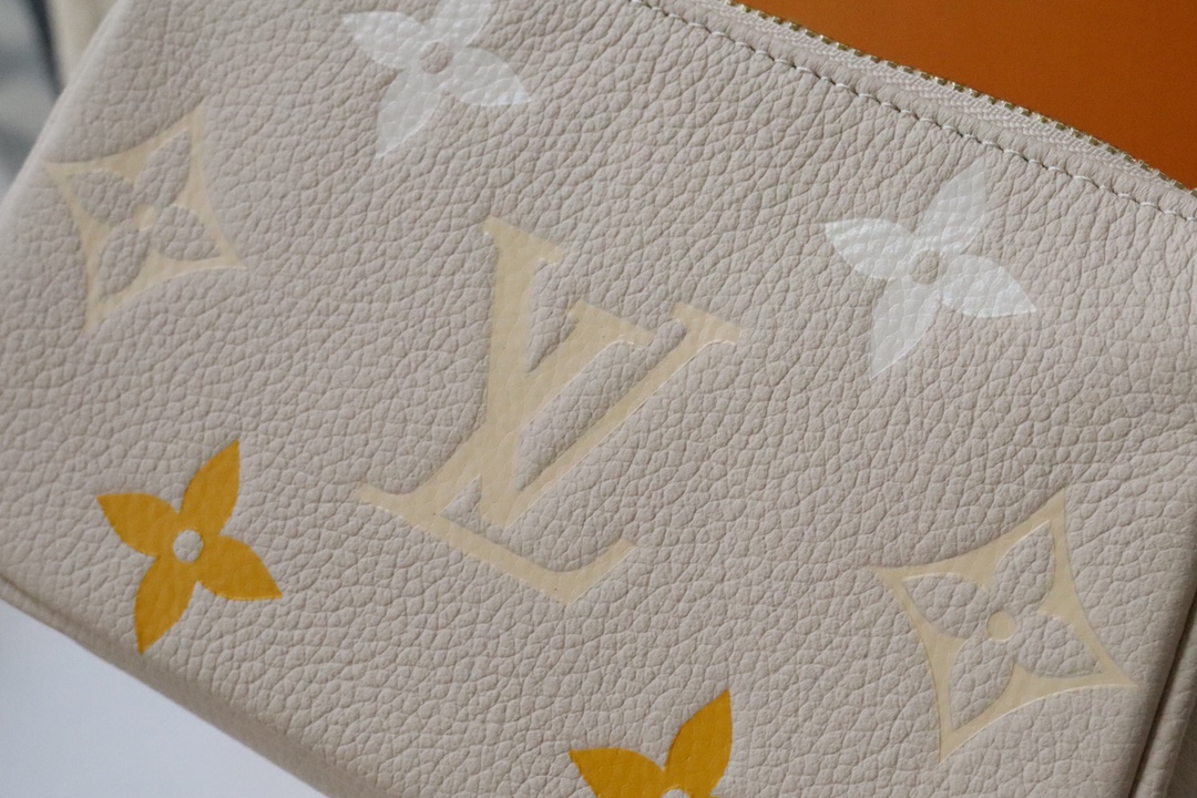 l0vis Vvtt0n mini pochette accessoires monogram empreinte leather yellow m80501 15.5 x 10.5 x 4 cm