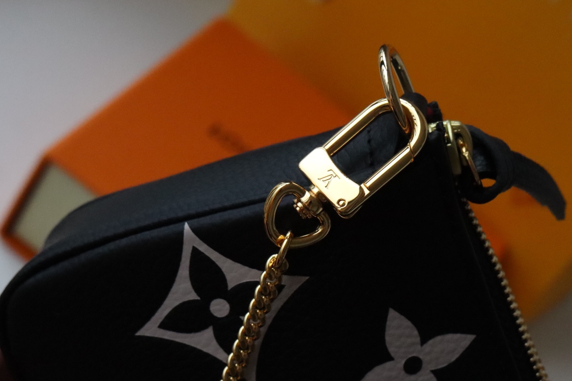 l0vis Vvtt0n mini pochette accessoires bicolor monogram empreinte leather black m80732 15.5 x 10.5 x 4 cm