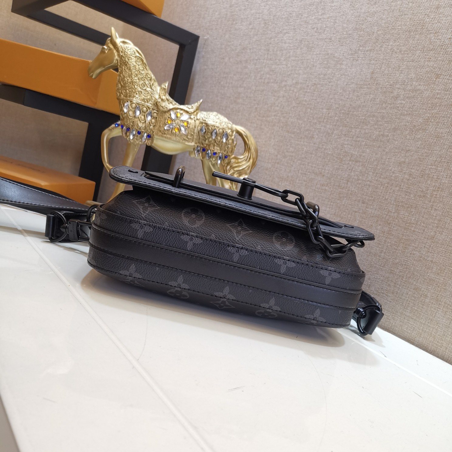 l0vis Vvtt0n steamer messenger bag monogram eclipse canvas m45585 23.5 x 17 x 6 cm