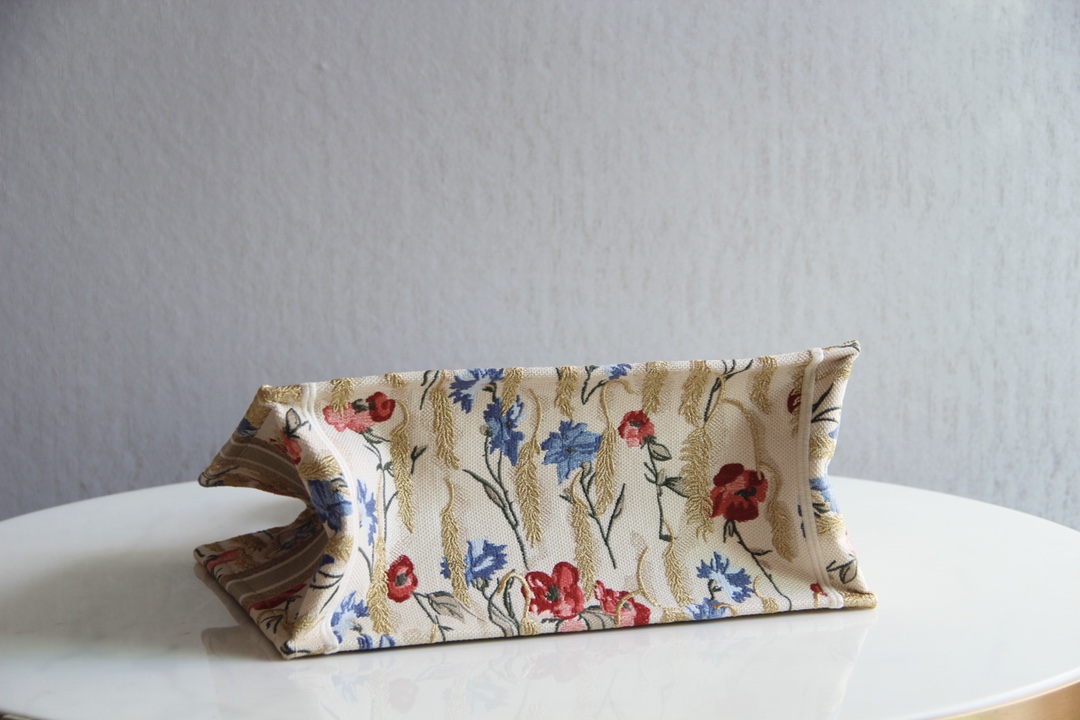 D10r small book tote beige multicolor hibiscus embroidery m1296 36.5 x 28 x 16 cm