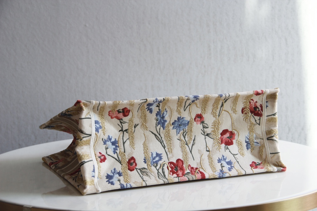 D10r large book tote beige multicolor hibiscus embroidery m1286 41.5 x 35 x 18 cm