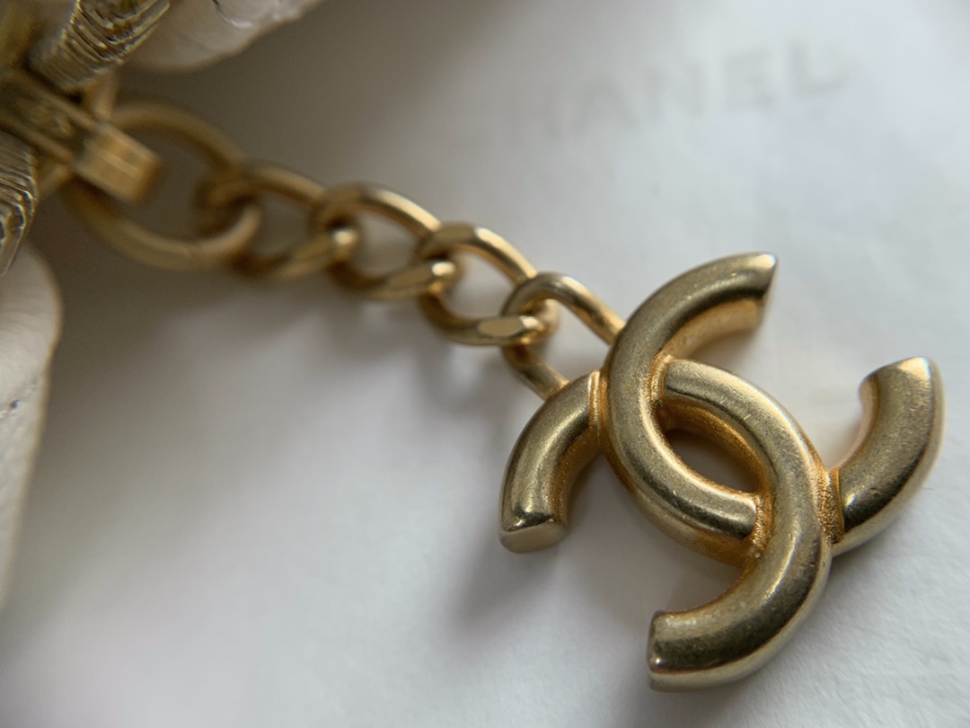 Ch**el small vanity with chain white ap2194 12 × 11.5 × 7 cm