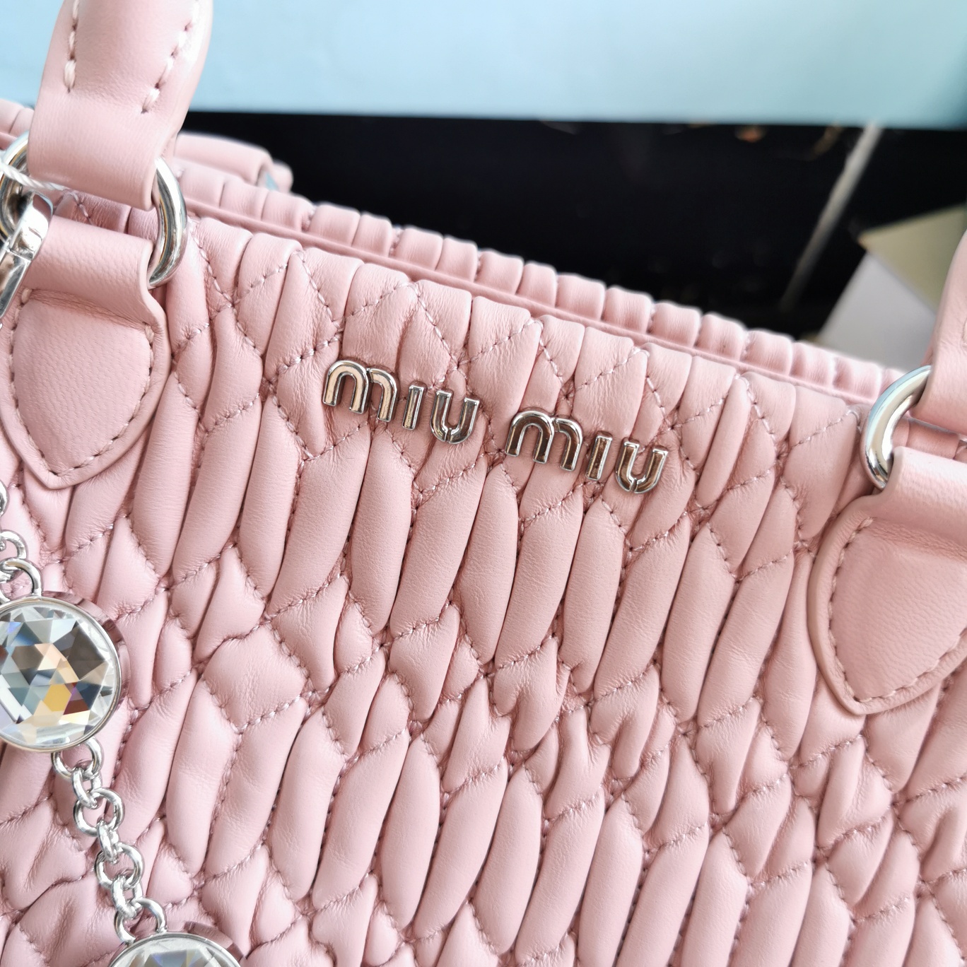 M1um1u crystal cloquÉ nappa leather handbag cameo beige 5ba067 24 x 19.5 x 13 cm