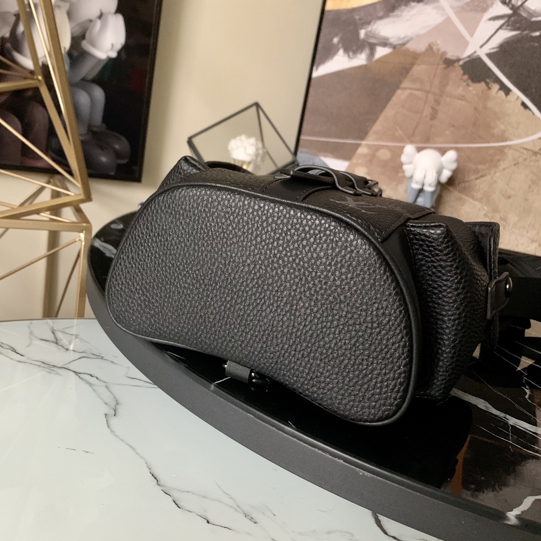 l0vis Vvtt0n christopher xs taurillon leather black m58495 14 x 19.5 x 5 cm