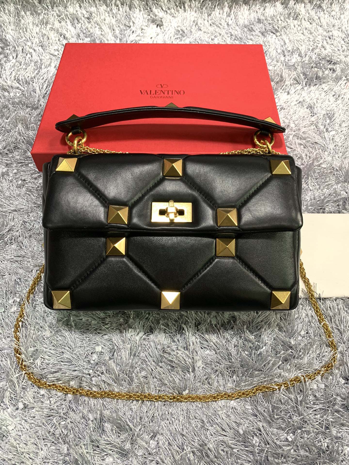 Va1e*ntin0 large roman stud the shoulder bag in nappa with chain black ww2b0i60bsf 30 x 20 x 12 cm