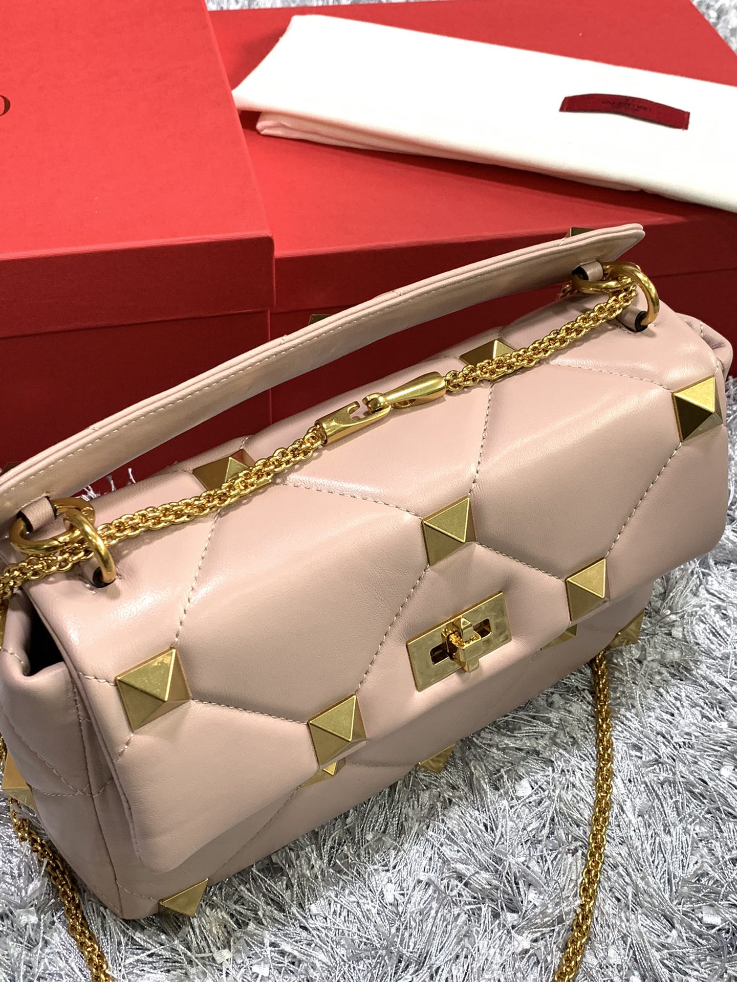 Va1e*ntin0 large roman stud the shoulder bag in nappa with chain rose cannelle ww2b0i60bsf 30 x 20 x 12 cm