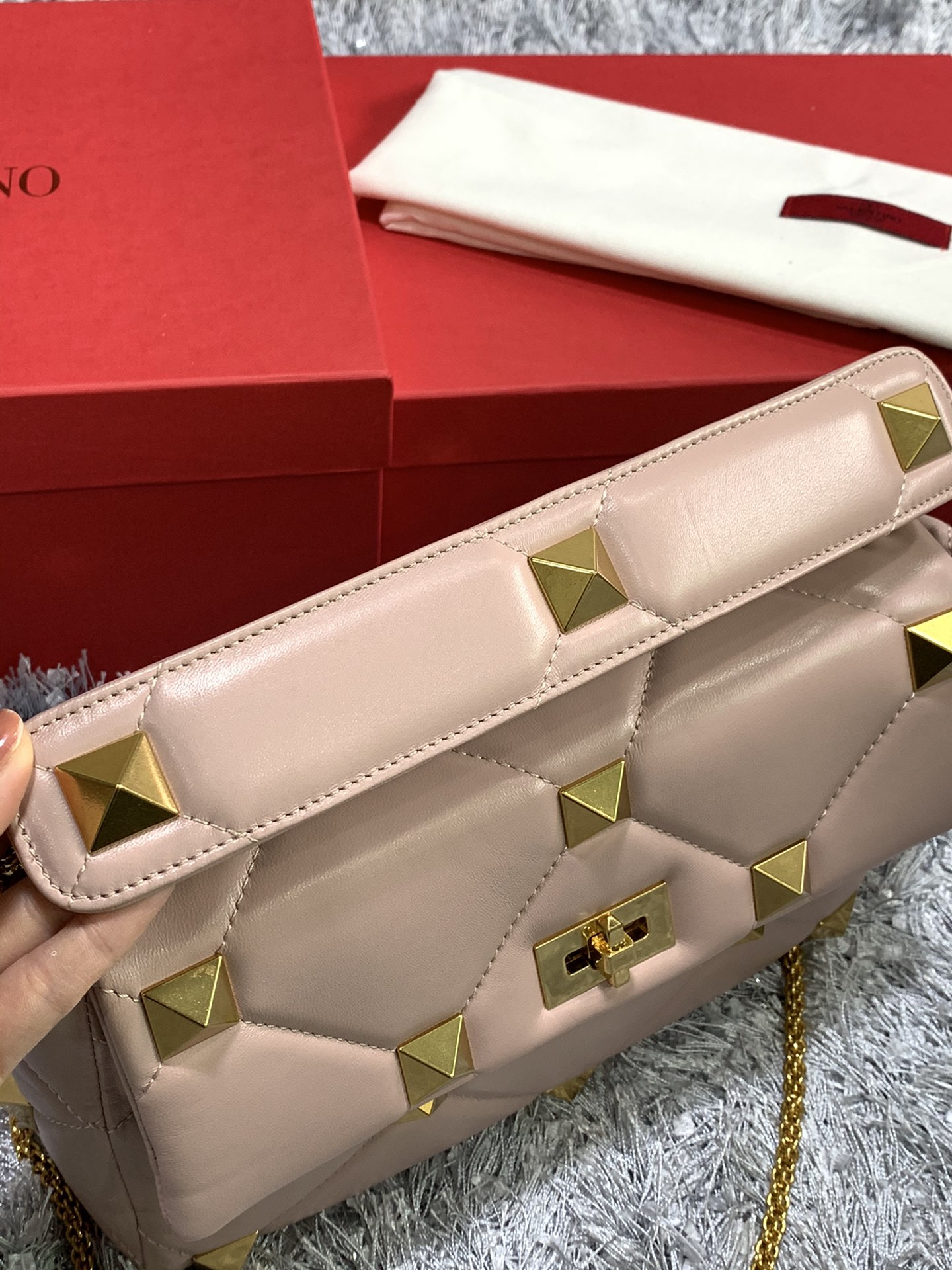 Va1e*ntin0 large roman stud the shoulder bag in nappa with chain rose cannelle ww2b0i60bsf 30 x 20 x 12 cm