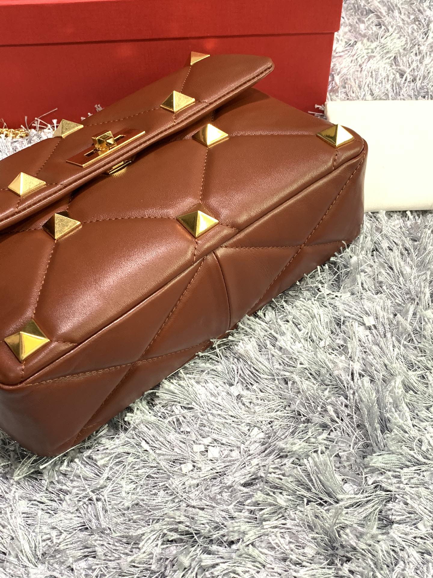 Va1e*ntin0 large roman stud the shoulder bag in nappa with chain brown ww2b0i60bsf 30 x 20 x 12 cm