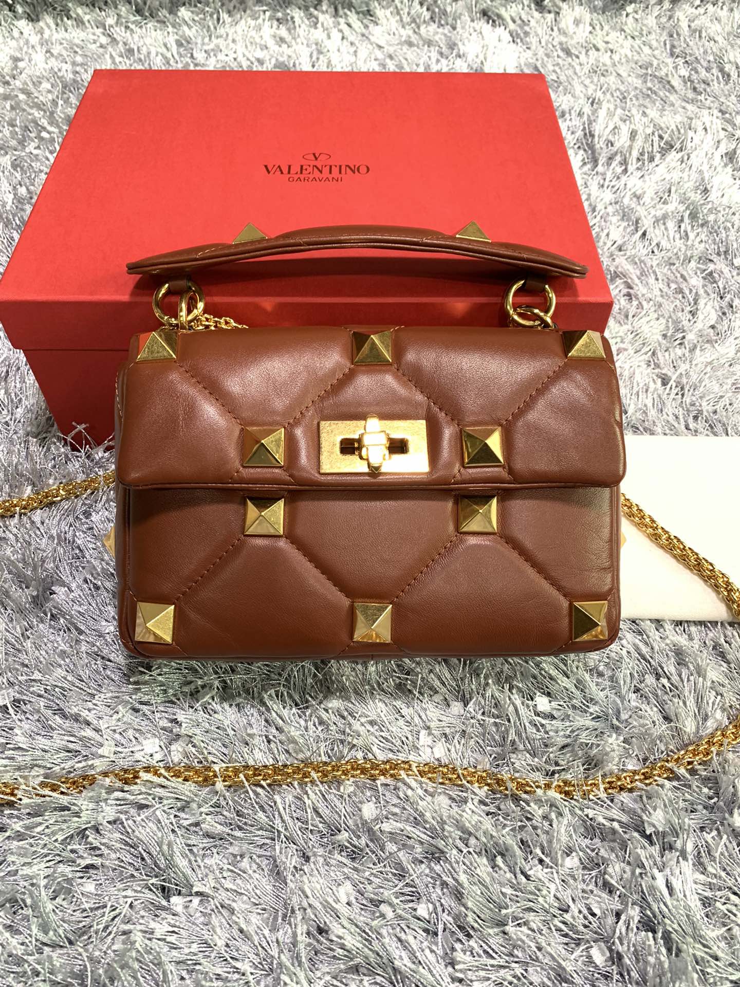Va1e*ntin0 medium roman stud the shoulder bag in nappa with chain brown vw0b0i82bsf 25 x 16 x 10 cm