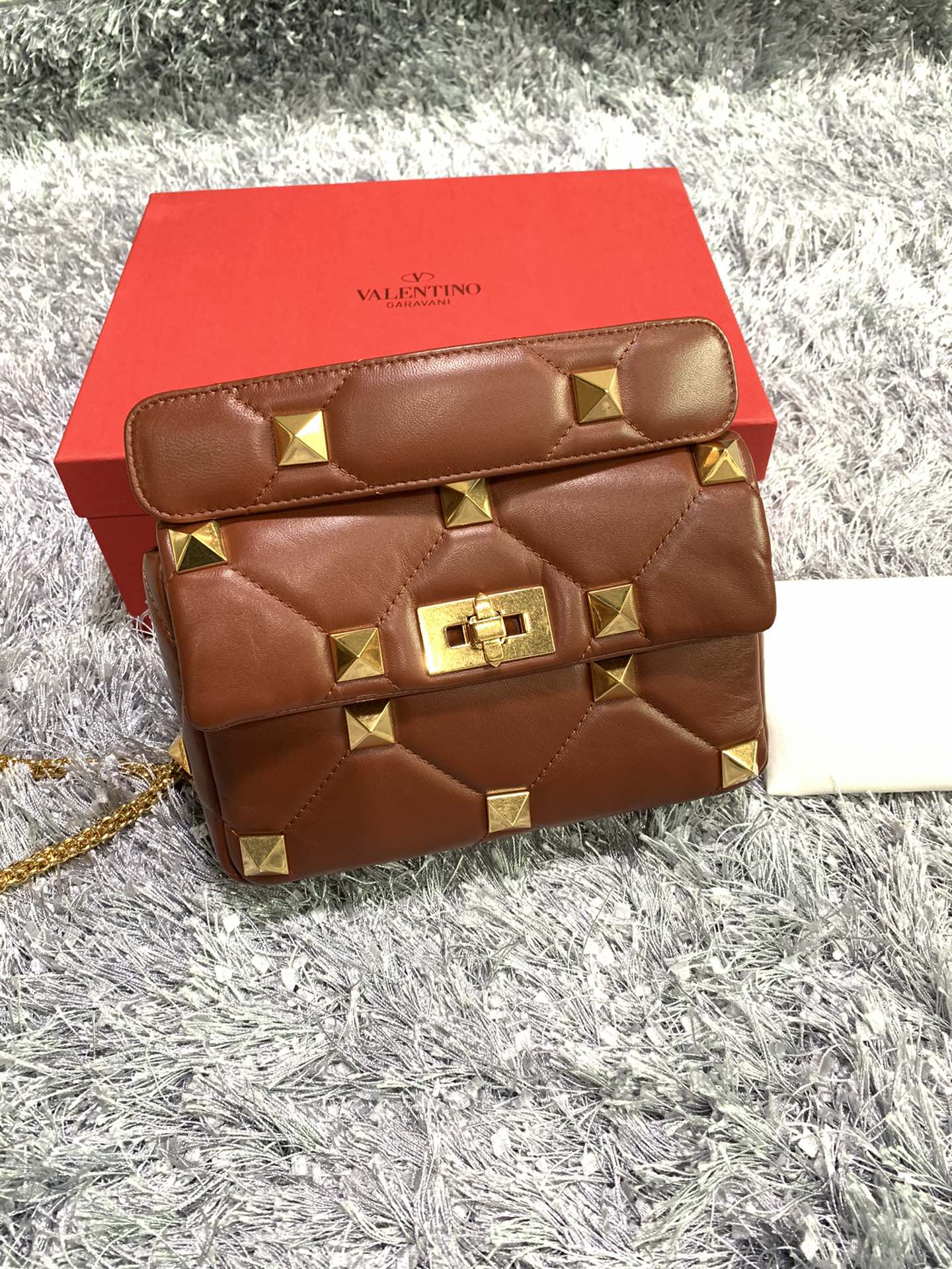 Va1e*ntin0 medium roman stud the shoulder bag in nappa with chain brown vw0b0i82bsf 25 x 16 x 10 cm