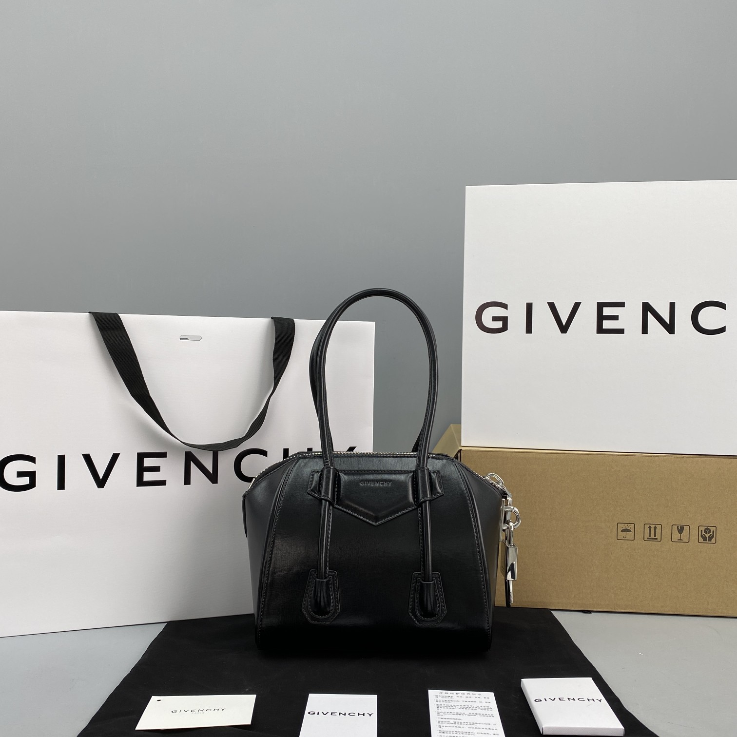 GIVENCHY MINI ANTIGONA Bag Black BB05114014 18 x 19 x 13 cm