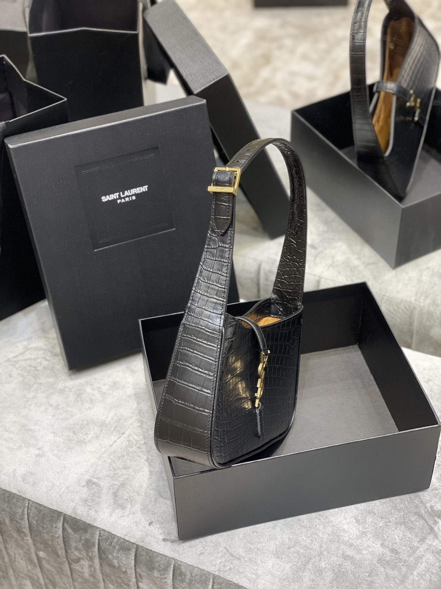 Y51 le 5 À 7 hobo bag in crocodile-embossed shiny leather black 657228 25 x 14 x 6 cm