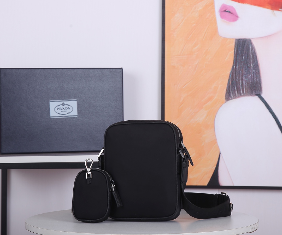 Pra*a re-nylon and saffiano leather shoulder bag red metal black 2vh112 20 x 16 x 5 cm