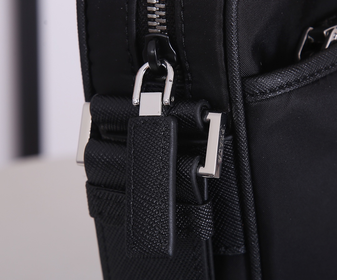 Pra*a re-nylon and saffiano leather shoulder bag red metal black 2vh112 20 x 16 x 5 cm