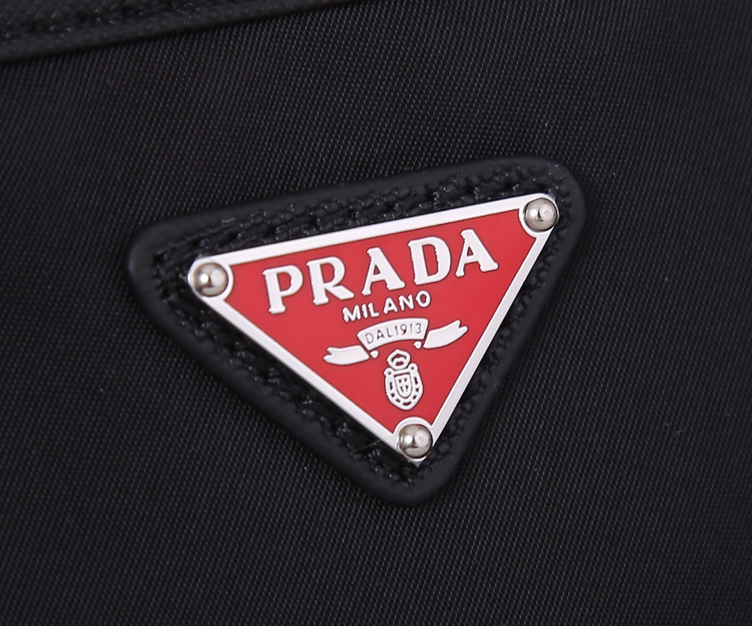 Pra*a re-nylon and saffiano leather shoulder bag red metal black 2vh112 20 x 16 x 5 cm