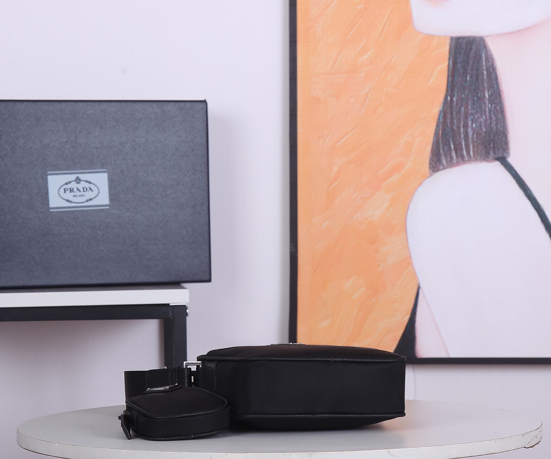 Pra*a re-nylon and saffiano leather shoulder bag black 2vh112 20 x 16 x 5 cm