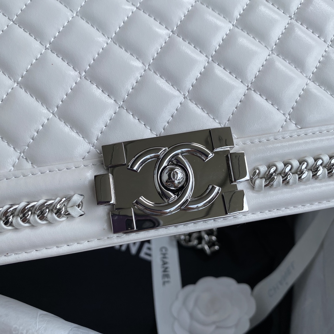 Ch**el medium quilted lambskin metal hardware white a67086 15 x 25 x 9 cm