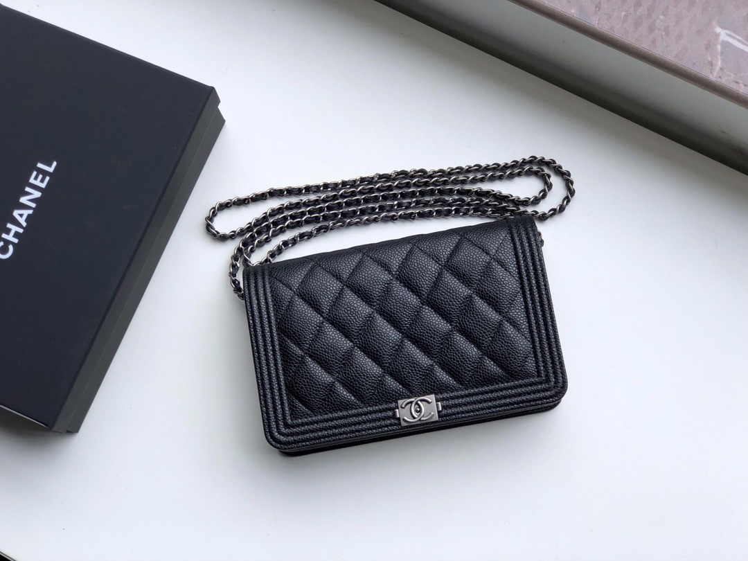 Ch**el boy wallet on chain grained calfskin silver metal black 80287 19.5 x 12.5 x 4 cm