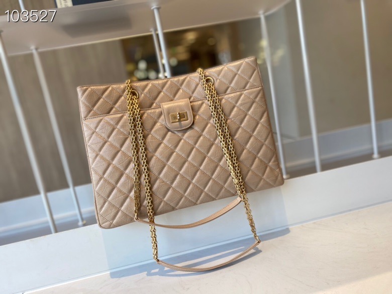 ch**el large D1am0nd pattern leather shopping bag beige as661 35 x 26 x 11 cm