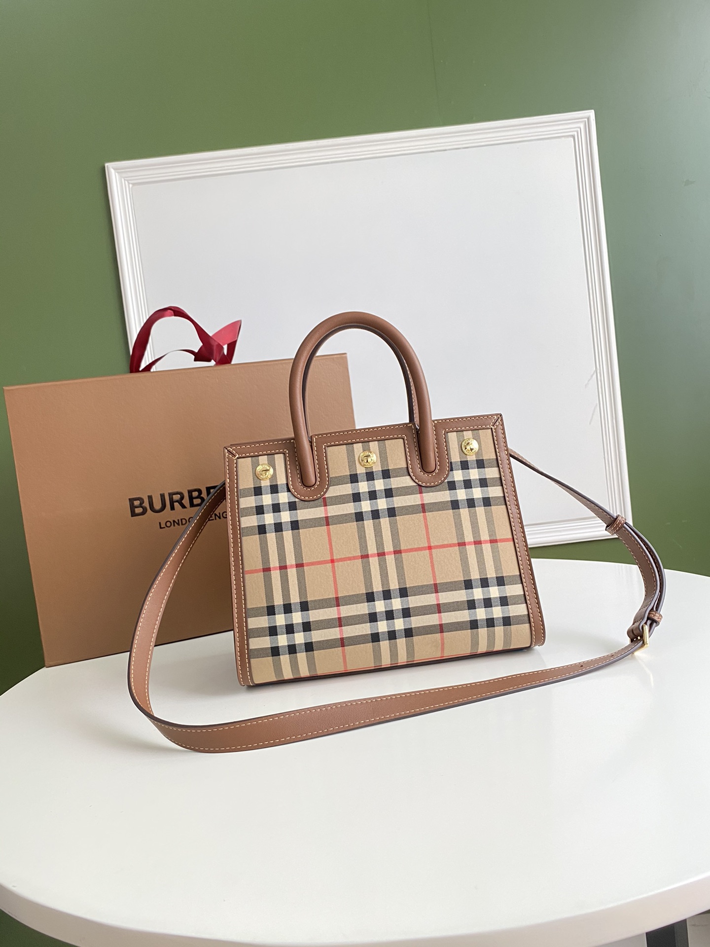 Bv*b*rry mini vintage check two-handle title bag 80252671 26 x 13.5 x 20 cm