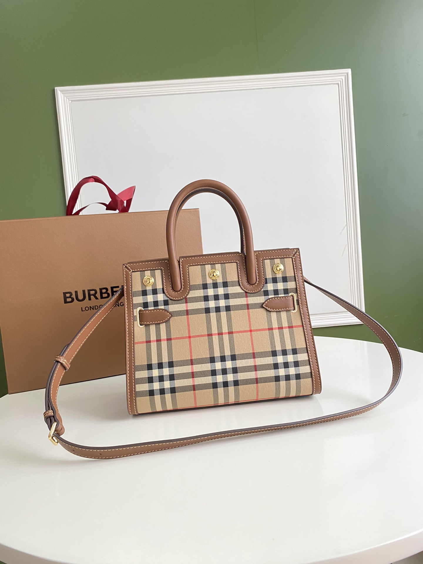 Bv*b*rry mini vintage check two-handle title bag 80252671 26 x 13.5 x 20 cm