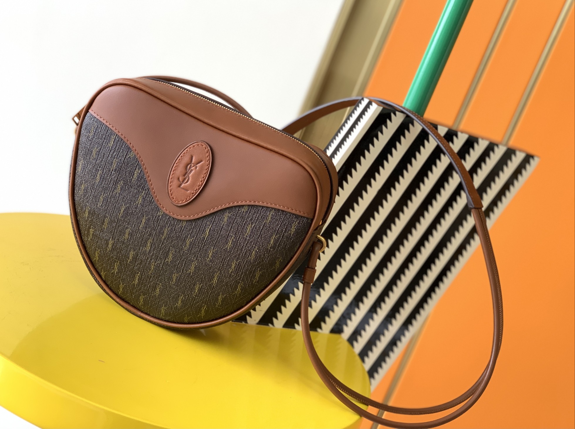 Y51 le monogramme cŒur bag in canvas and smooth leather chestnut 6752602 20 x 17 x 6 cm