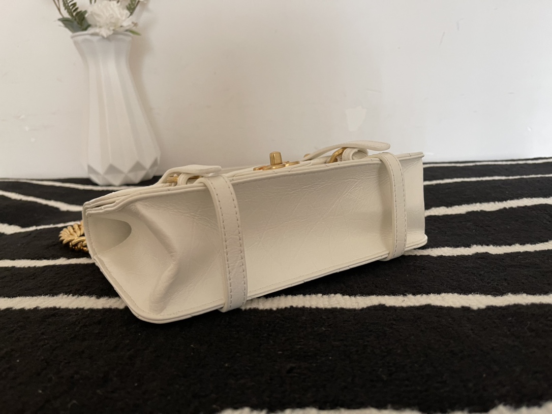 Ch**el aged calfskin and gold-tone metal messenger flap bag white as2696 17 x 25 x 8 cm