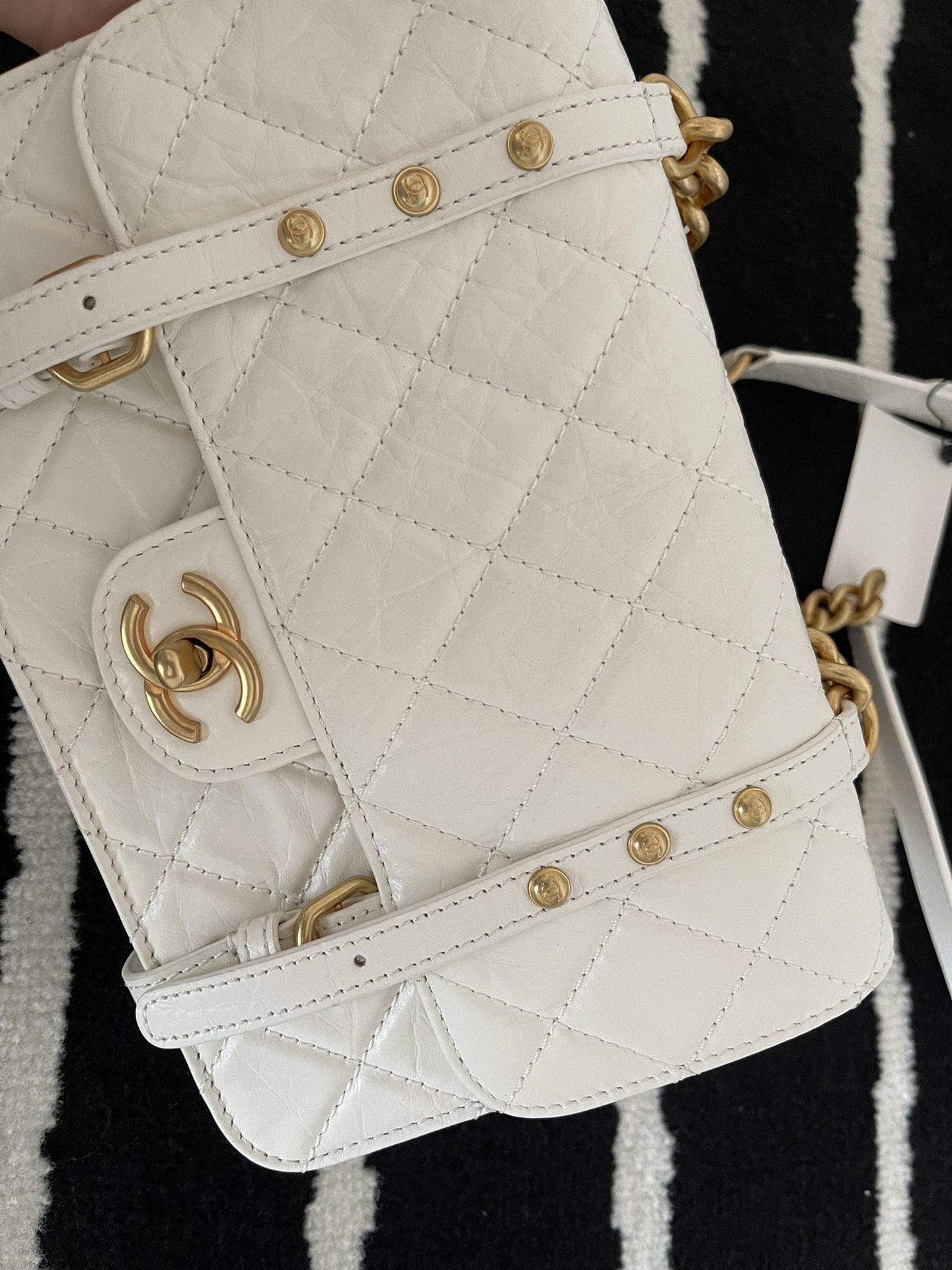 Ch**el aged calfskin and gold-tone metal messenger flap bag white as2696 17 x 25 x 8 cm