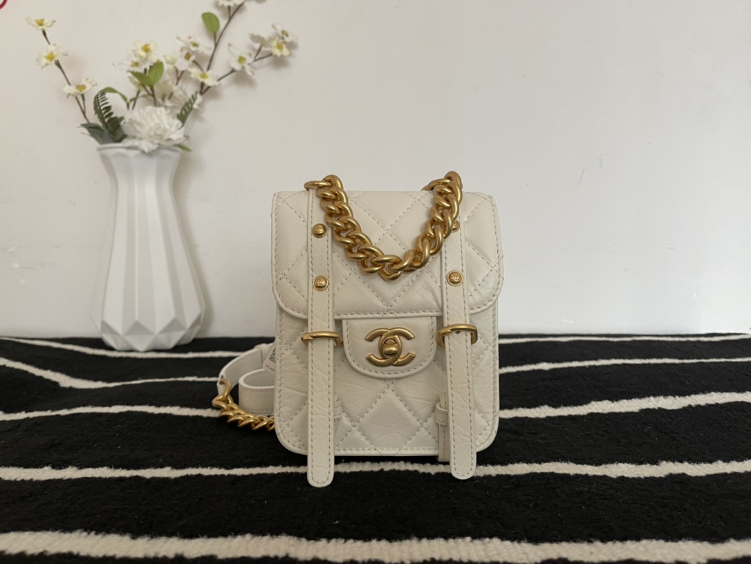 Ch**el mini aged calfskin and gold-tone metal messenger flap bag white as2695 17 x 14 x 7 cm