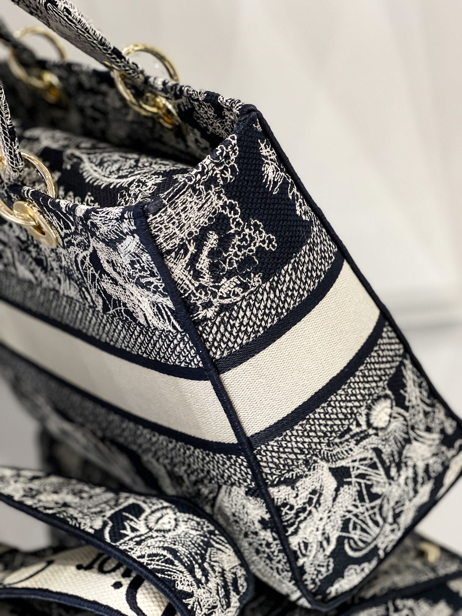 D10r large lady d-lite bag blue toile de jouy reverse embroidery m0566 32 x 25 x 11 cm