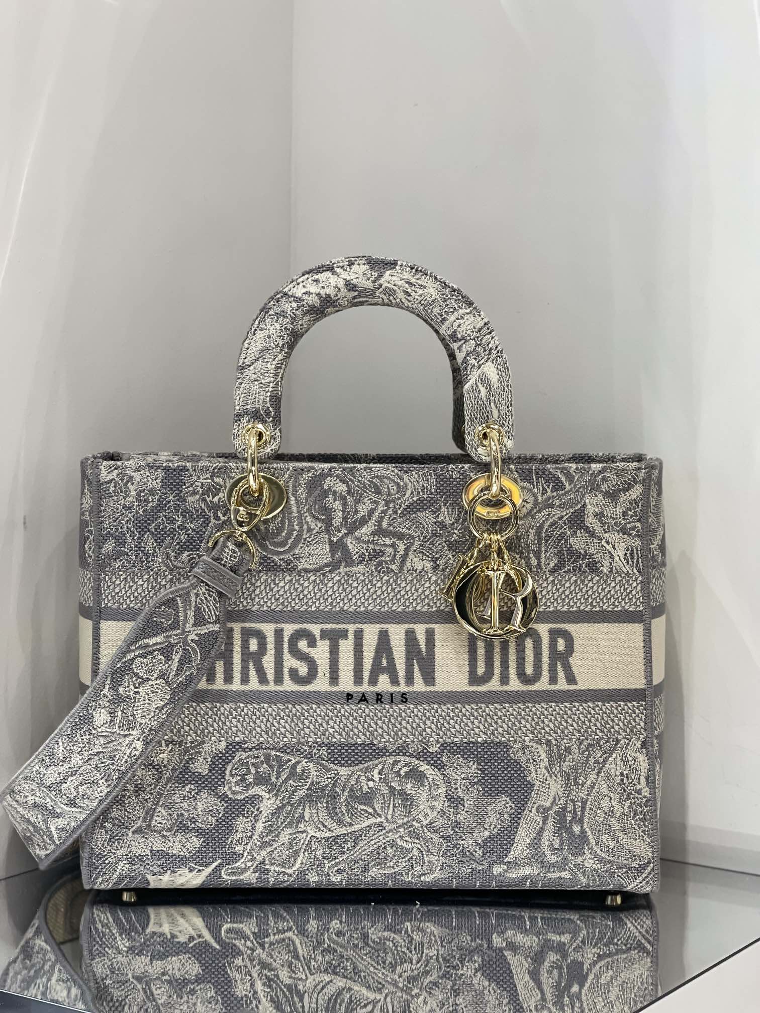 D10r large lady d-lite bag gray toile de jouy reverse embroidery m0566 32 x 25 x 11 cm