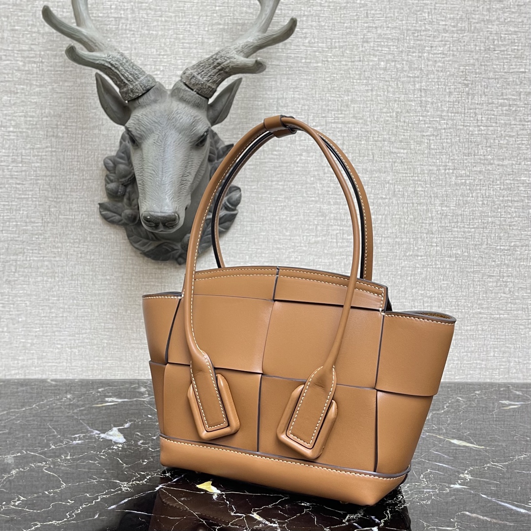 b0tt*ga Ven*ta small arco brown 600606 29 x 8 x 17 cm