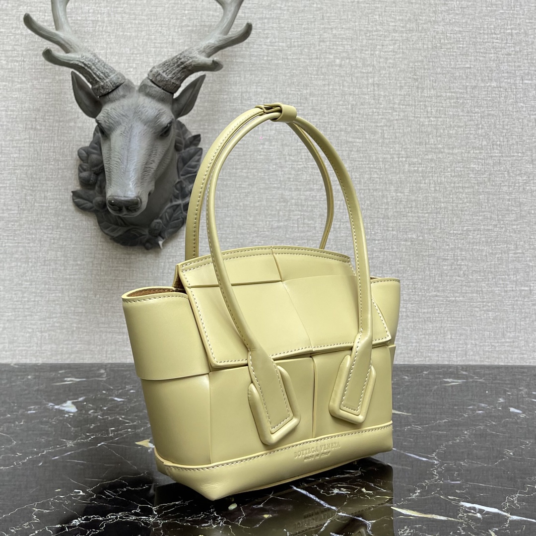 b0tt*ga Ven*ta small arco sunshine yellow 600606 29 x 8 x 17 cm