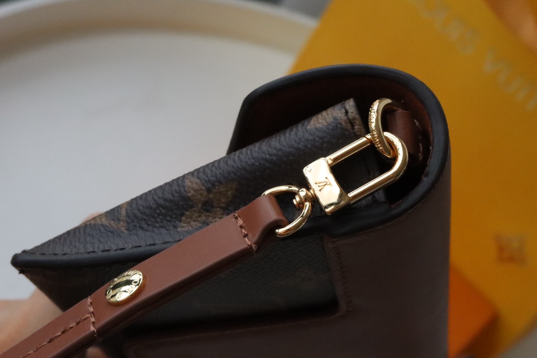 l0vis Vvtt0n padlock on strap monogram canvas  caramel m80763 19 x 11 x 3 cm
