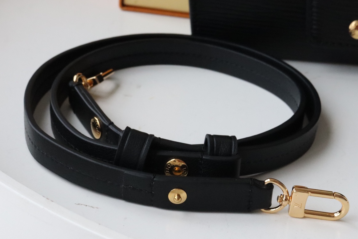 l0vis Vvtt0n padlock on strap epi leather black m80682 19 x 11 x 3 cm