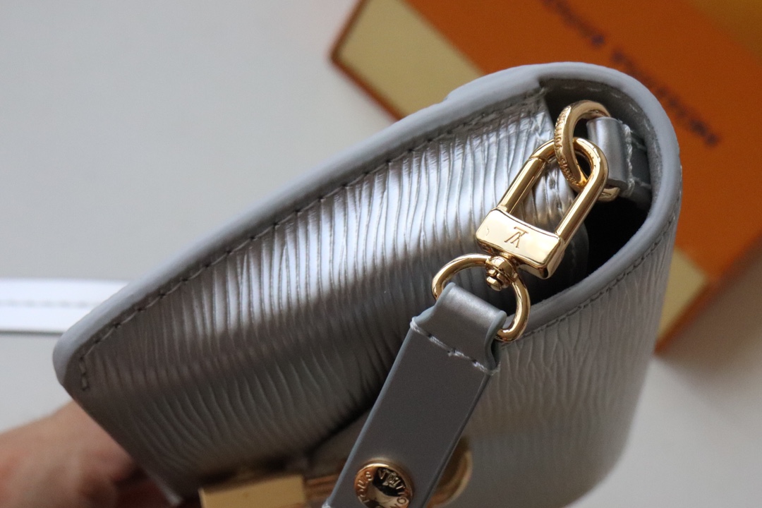 l0vis Vvtt0n padlock on strap epi leather silver m80819 19 x 11 x 3 cm